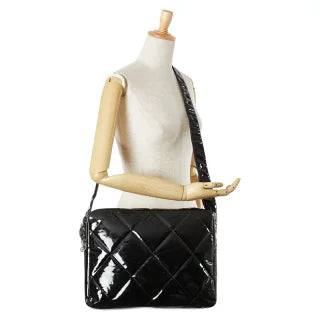 シャネル マトラッセ 斜め掛け ショルダーバッグ ブラック パテントレザー レディース CHANEL 【中古】