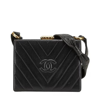 シャネル シェブロン Vステッチ ショルダーバッグ ブラック ラムスキン レディース CHANEL 【中古】